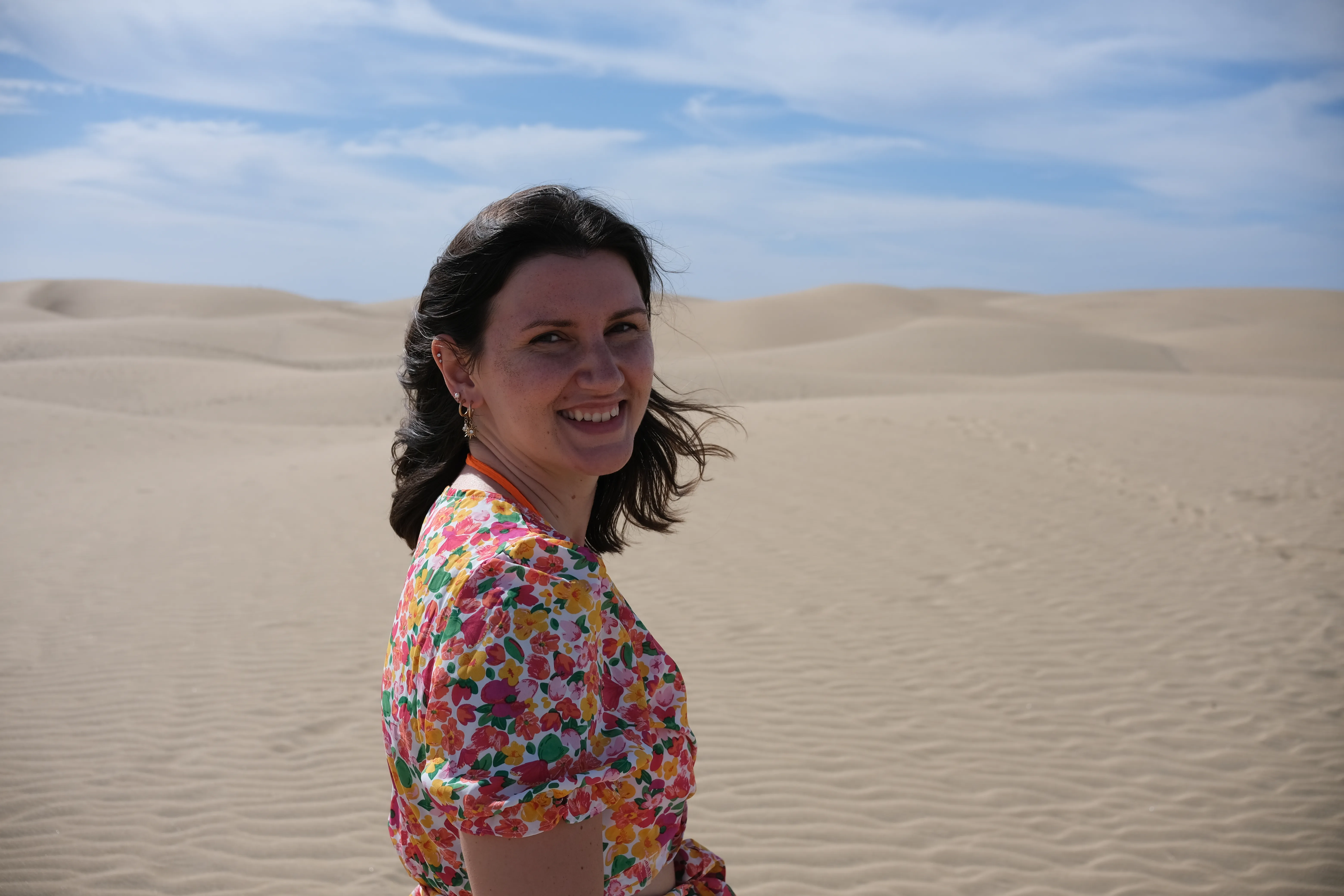 Portrait of Jillian in front of the vast expanse of the sand dunes of Maspalomas.